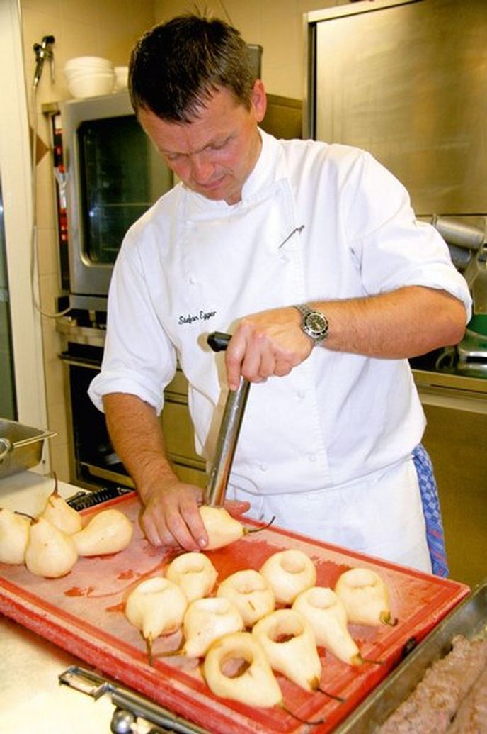 Mistrovský kousek. Stefan Egger na kuchařském kurzu předvádí, jak připravit jednu ze svých specialit − srnčí hřbet v hrušce