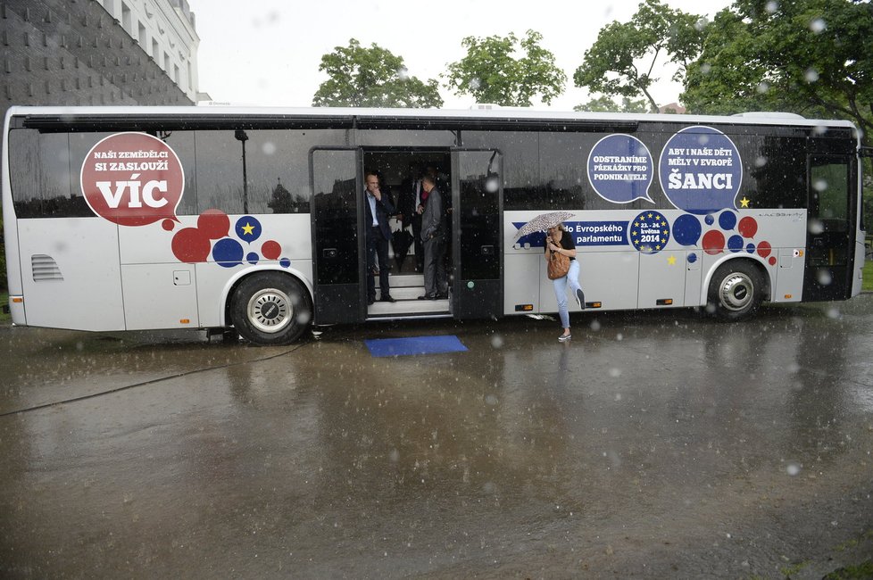 Autobus hnutí ANO, kterým Andrej Babiš vyrazil na mítink před eurovolbami