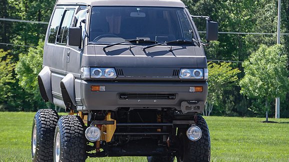 Mitsubishi Delica jako monster truck