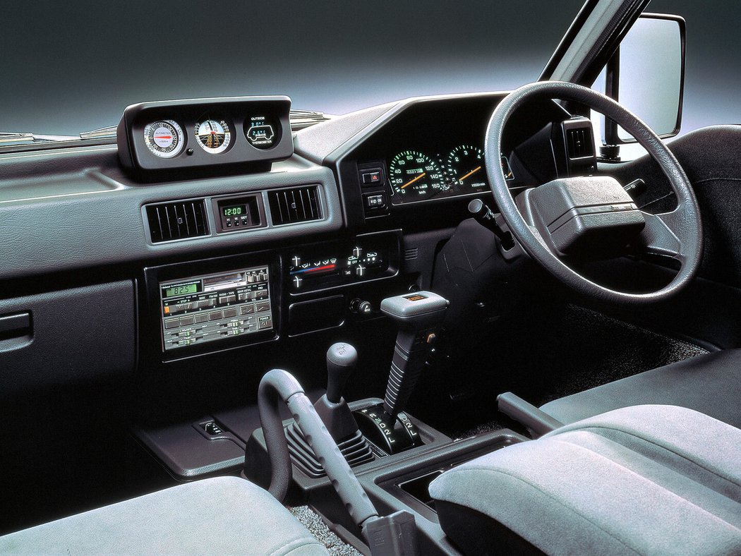 Mitsubishi Delica Star Wagon Super Exceed 4WD (1993–1994)