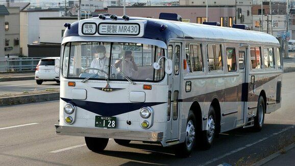 Byl obnoven vzácný autobus Mitsubishi s dvojitou přední nápravou 