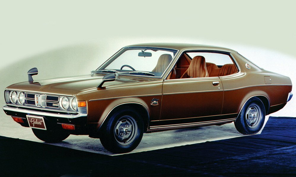 Kupé Mitsubishi Colt Galant druhé generace z roku 1973 mělo zaoblenější tvary připomínající design ve stylu „láhev Coca-Coly“.