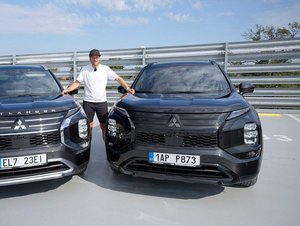 Videotest Mitsubishi Outlander PHEV: Umí tohle váš 300koňový spalovák?