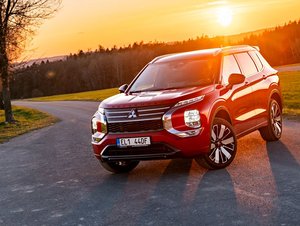 Mitsubishi v Česku slaví 25 let outlanderu. Sleví skoro 300 tisíc a dá dlouhou záruku