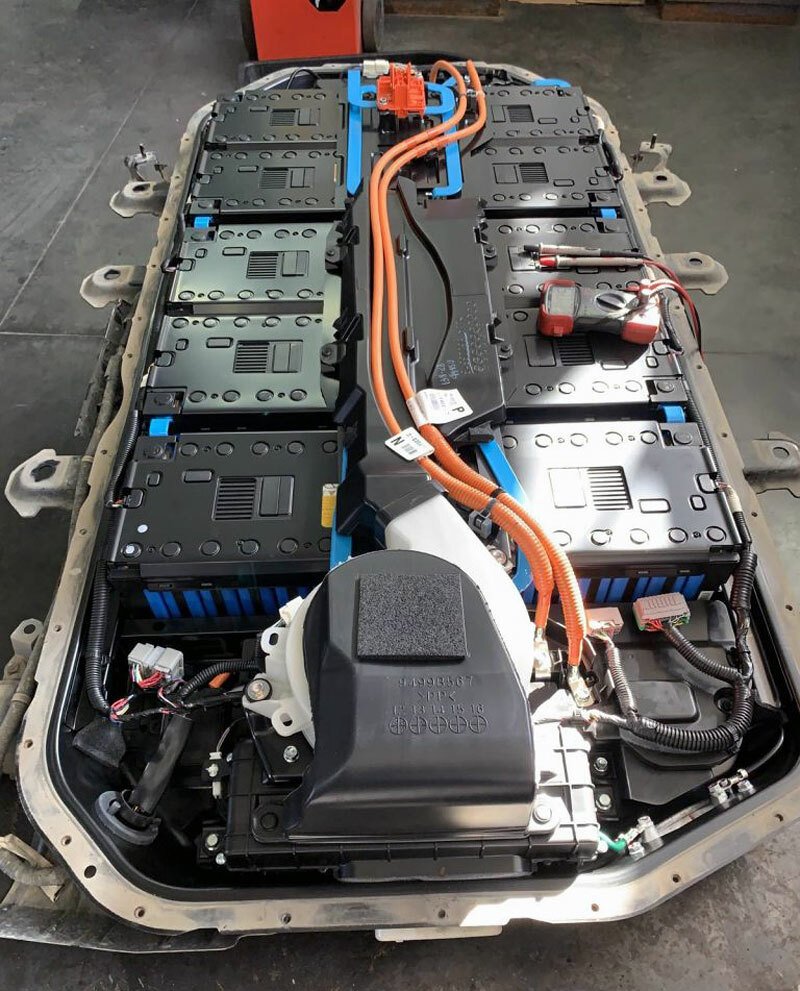 Trakční baterie PHEV hybridu je přišroubovaná ke spodní části podlahy a dá se v případě potřeby sejmout a otevřít jako lastura. Umístění, chátrající průchodky i kompromisně řešená temperace baterie někdy nahrávají kondenzaci vlhkosti uvnitř baterie.