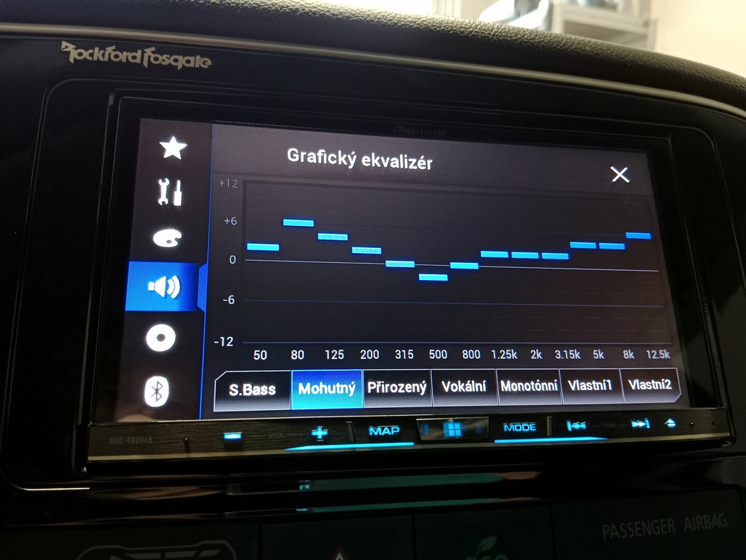 Outlandery mívají téměř vždy audiosystémy/ navigace Pioneer, tenhle nadupanější přístroj Pioneer AVIC F88DAB s chytrou navigací, podporou Apple CarPlay/Android Auto a dokonalejším sladěním s ozvučením Rockford byl ale namontován dodatečně.