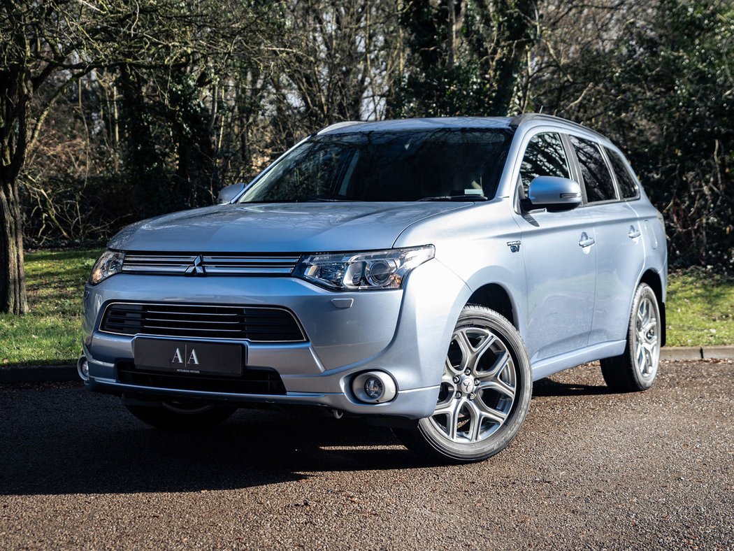 Mitsubishi Outlander PHEV GX4hs (2015)