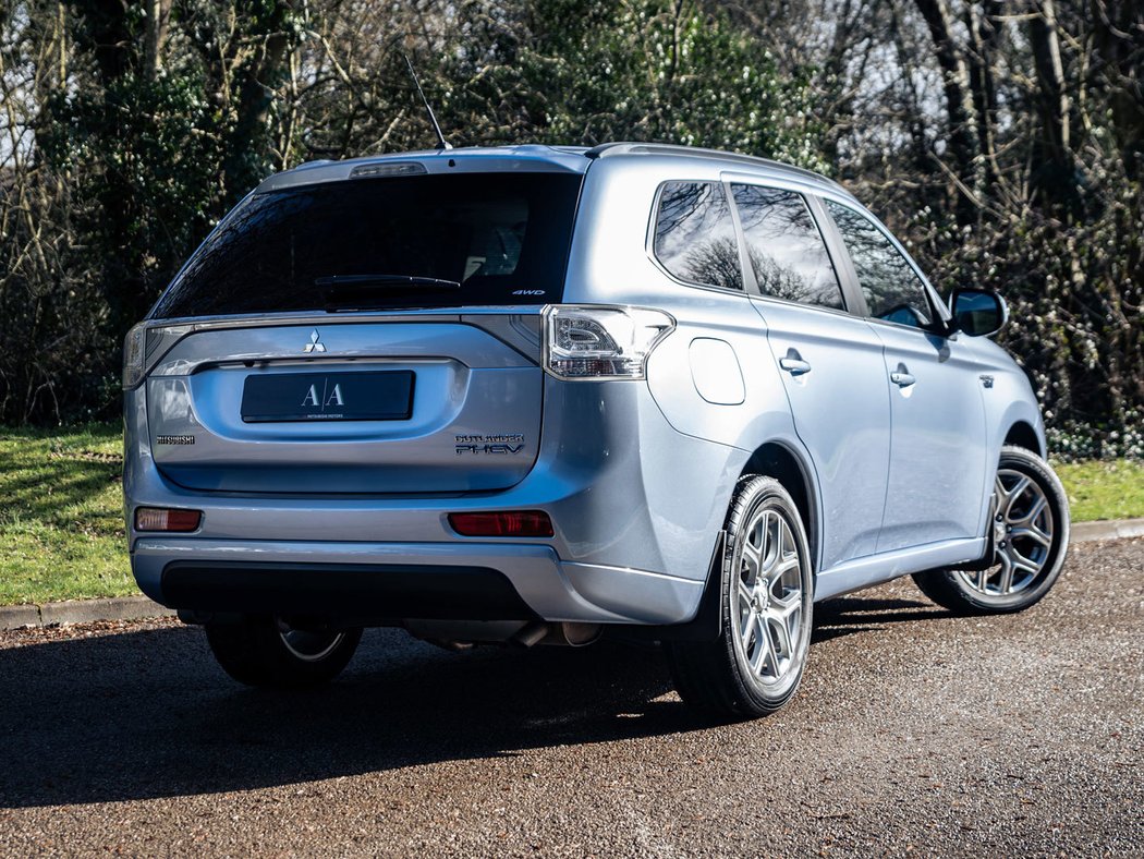 Mitsubishi Outlander PHEV GX4hs (2015)