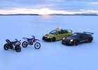 Auto vs. motorka. Ale na sněhu! (video)