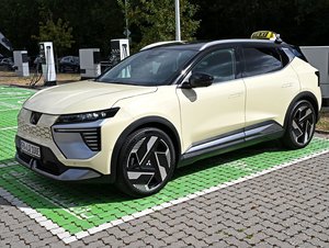 Mitsubishi posílá vozy Outlander a Eclipse Cross do taxislužby. Na přestavbu přispěje