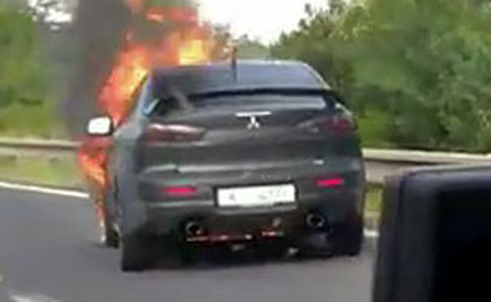 Video: V Praze shořelo Mitsubishi Lancer Evo X