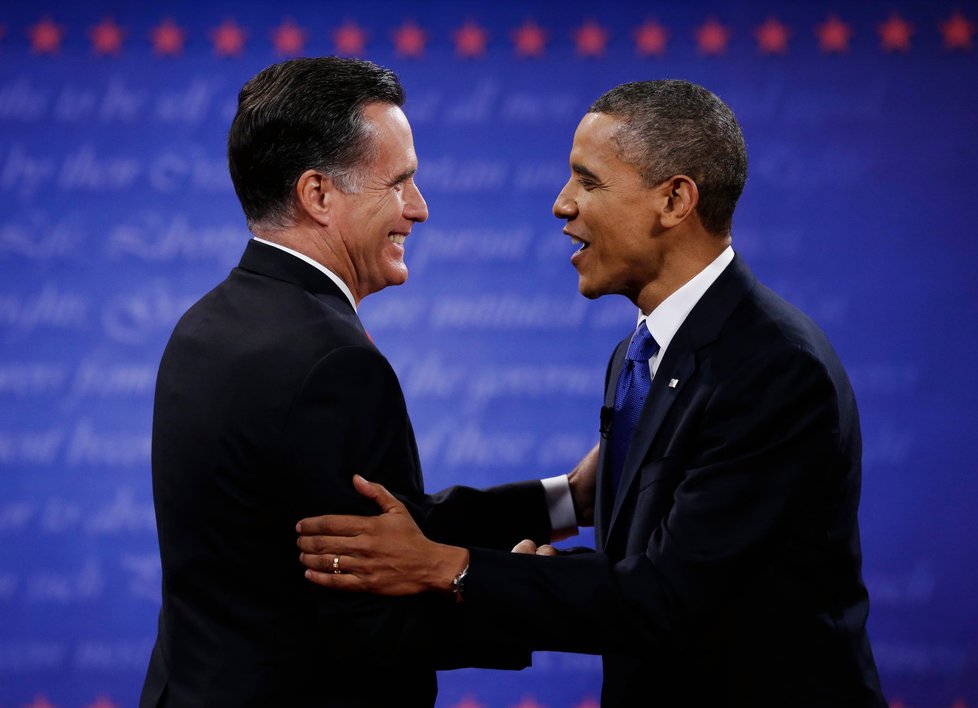 Obama si z prezidentského protikandidáta utahoval, ale na konci debaty si přítelsky potřásli rukama