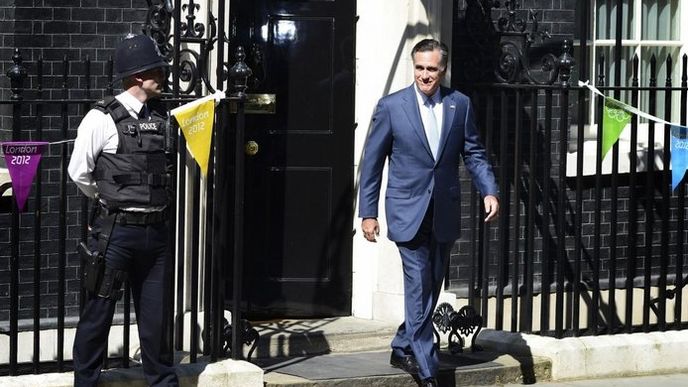 Mitt Romney při návštěvě Downing Street číslo 10.