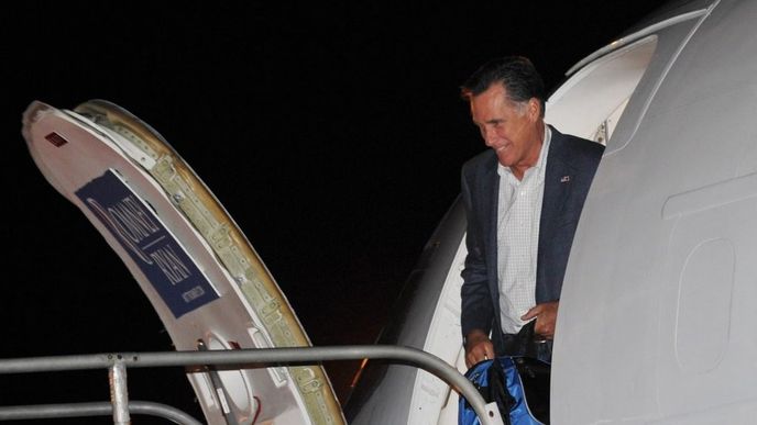 Mitt Romney vystupuje z letadla