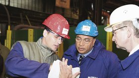 Ředitel válcoven plechu Tomáš Mischinger ukazuje Lakshmi Mittalovi při jeho návštěvě v říjnu 2007 plány na rozšíření výroby
