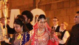 Nevěsta se vdávala v tradičních indických šatech