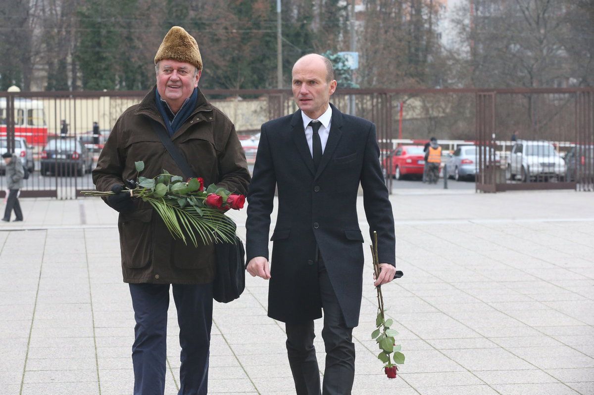 Na smuteční obřad přišel Dalibor Gondík se svým tatínkem Bohumilem Gondíkem. 