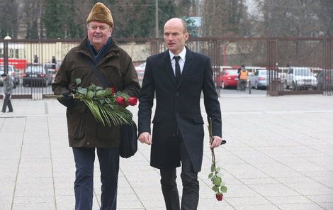 Na smuteční obřad přišel Dalibor Gondík se svým tatínkem Bohumilem Gondíkem.