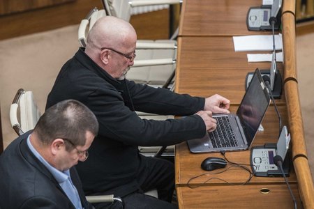 Poslanec Stanislav Mizík podle obhajoby neovládá práci s počítačem