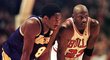 Basketbalová legenda Michael Jordan se svým kamarádem a soupeřem Kobem Bryantem