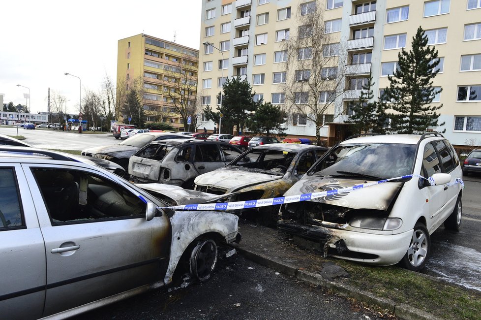 V Mladé Boleslavi shořelo sedm aut