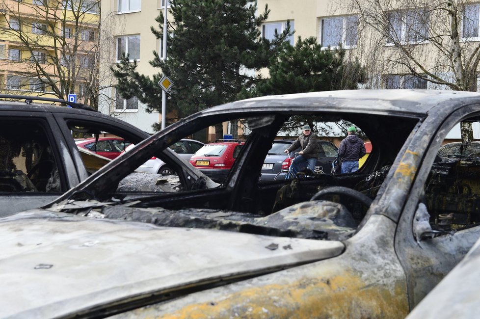V Mladé Boleslavi shořelo sedm aut