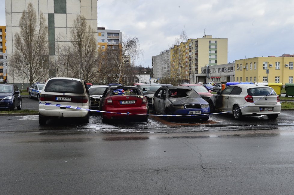 V Mladé Boleslavi shořelo sedm aut