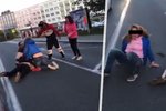 Drsná bitka na zastávce v Mladé Boleslavi očima svědkyně: Lítaly chomáče vlasů, jedna žena křičela, že je těhotná