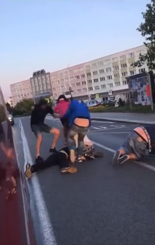 Brutální rvačka na autobusové zastávce v Mladé Boleslavi.