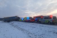 Nehoda dvou nákladních aut na Mladoboleslavsku: Jeden z řidičů nepřežil
