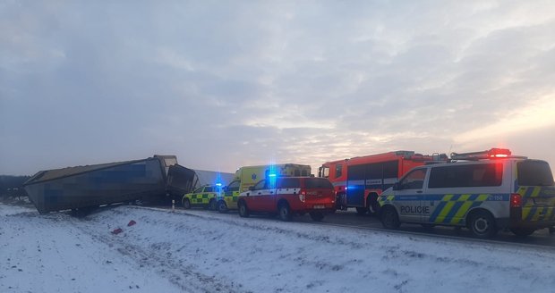 Nehoda dvou nákladních aut na Mladoboleslavsku: Jeden z řidičů nepřežil