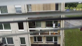 Muž vypadl z okna v šestém patře paneláku na mladoboleslavském sídlišti.
