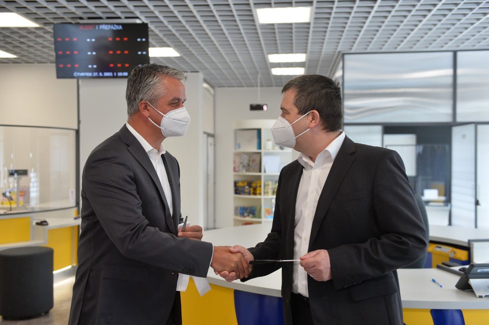 Ministr vnitra Jan Hamáček (vpravo) a generální ředitel České pošty Roman Knap se zúčastnili otevření zrekonstruované pobočky České pošty v Mladé Boleslavi (27. 5. 2021) Ministr vnitra Jan Hamáček (vpravo) a generální ředitel České pošty Roman Knap se zúčastnili otevření zrekonstruované pobočky České pošty v Mladé Boleslavi (27. 5. 2021)