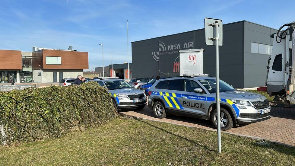 Policisté na letišti v Mladé Boleslavi zastřelili pachatele vloupání. Autem měl najíždět i do hangáru.