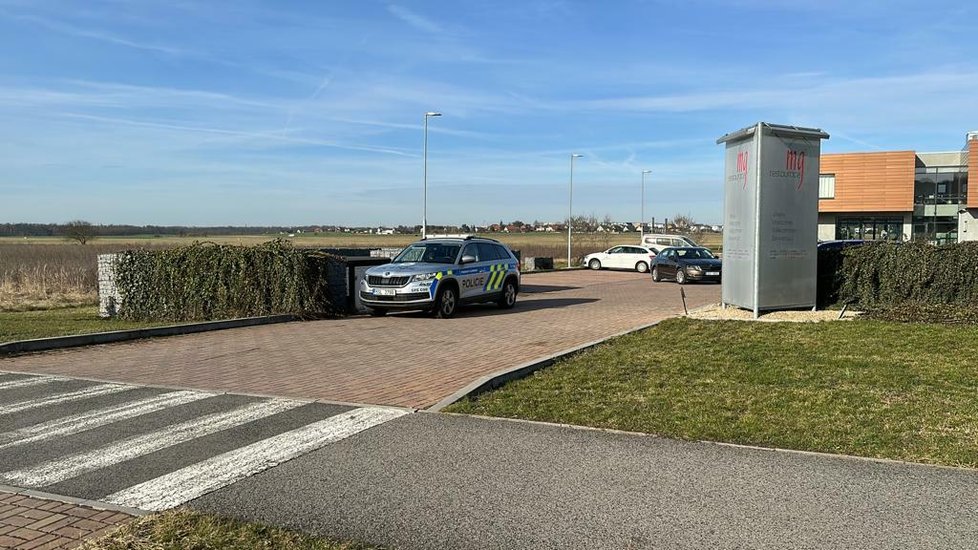 Policisté na letišti v Mladé Boleslavi zastřelili pachatele vloupání. Autem měl najíždět i do hangáru.