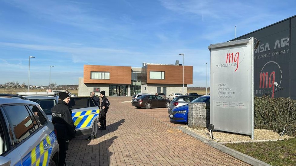 Policisté na letišti v Mladé Boleslavi zastřelili pachatele vloupání. Autem měl najíždět i do hangáru.