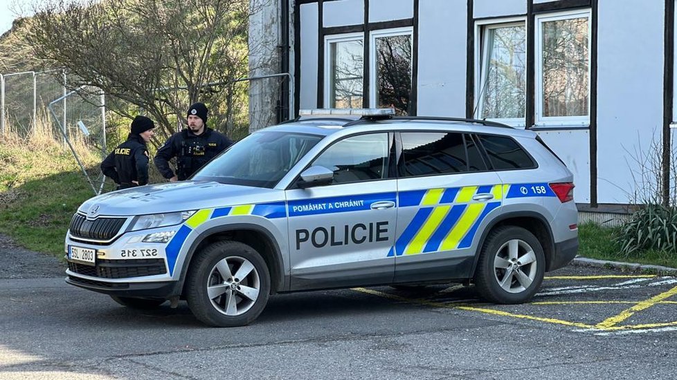 Ubytovna, kde pachatel začal demolovat budovu. Odtud se přemístil na letiště, kde byl po policejním zásahu zastřelen.