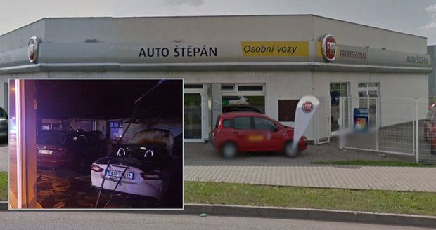 V autosalonu v Mladé Boleslavi vypukl požár. Škoda je 10 milionů.