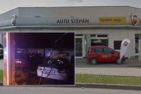 V autosalonu v Mladé Boleslavi vypukl požár: Škoda je 10 milionů!