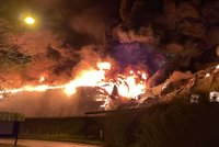 Obří požár v Mladé Boleslavi: Hasiči ho zlikvidovali. Odhadovaná škoda je přes miliardu!