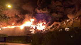 Průmyslový areál v Mladé Boleslavi zachvátil mohutný požár.