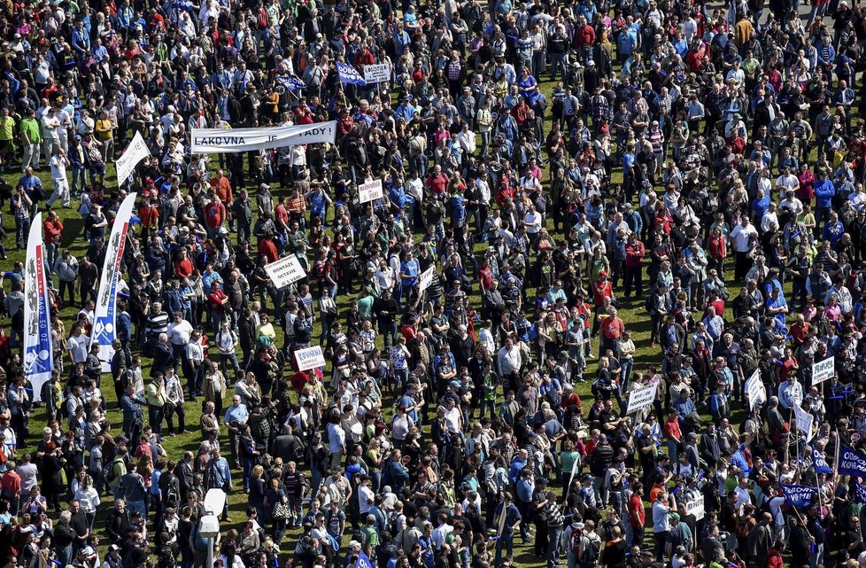V Mladé Boleslavi demonstrovaly tisíce zaměstnanců Škody za vyšší mzdy