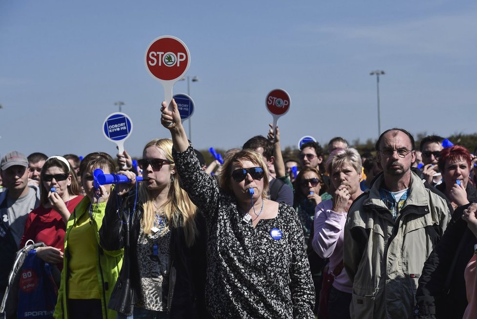 V Mladé Boleslavi demonstrovaly tisíce zaměstnanců Škody za vyšší mzdy
