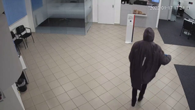Zloděj se zbraní vyloupil banku v Mladé Boleslavi.