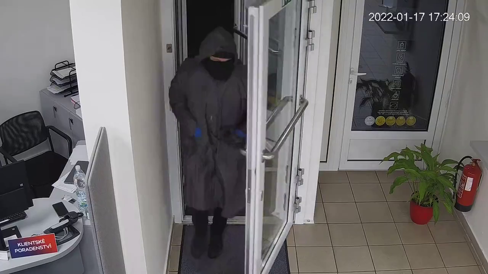 Zloděj se zbraní vyloupil banku v Mladé Boleslavi.