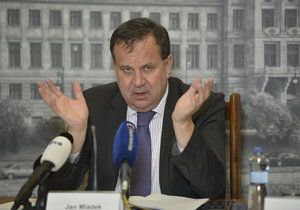 Jan Mládek (ČSSD) bude buď ministrem a senátorem v jedné osobě, nebo zváží odchod z vlády.