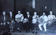 1966 Původní Banjo Band Ivana Mládka zahrál ve složení Ivan Mládek – banjo, Jerzy Ziembrowski – kontrabas, Jan Fleischer – kytara a Milan Udržal – valcha poprvé v Camp Club Riegrovy sady. Fotka v původním složení ale neexistuje. „Asi nejstarší fotka Banjo Bandu je z roku 1971, jak jsme hráli v Divadle Ateliér,“ svěřil Ivan Mládek. Na fotce zleva Pavel Skála, Václav Dědina, Jiří Augusta, Ivan Mládek, Jiří Přibyl, Jan Pacák a Jiří Čech.