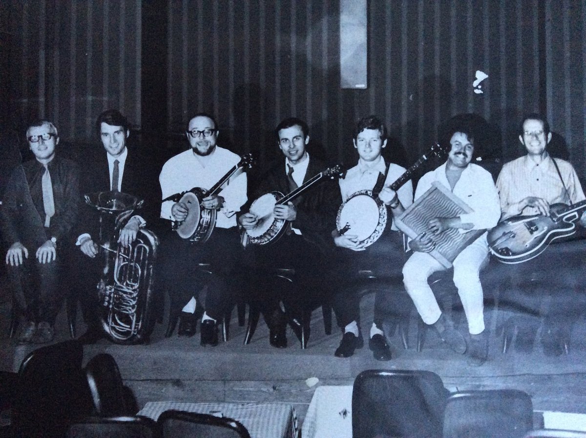 1966 Původní Banjo Band Ivana Mládka zahrál ve složení Ivan Mládek – banjo, Jerzy Ziembrowski – kontrabas, Jan Fleischer – kytara a Milan Udržal – valcha poprvé v Camp Club Riegrovy sady. Fotka v původním složení ale neexistuje. „Asi nejstarší fotka Banjo Bandu je z roku 1971, jak jsme hráli v Divadle Ateliér,“ svěřil Ivan Mládek. Na fotce zleva Pavel Skála, Václav Dědina, Jiří Augusta, Ivan Mládek, Jiří Přibyl, Jan Pacák a Jiří Čech.