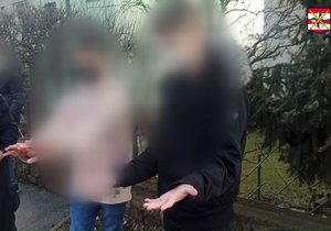 Oba nezletilci měli hlídce co vysvětlovat. I když jim později vyčinili jejich rodiče, policie vše vyšetřuje jako trestný čin.