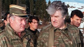 Ratko Mladič v důvěrném rozhovoru s jiným masovým vrahem, Radovanem Karadžičem.
